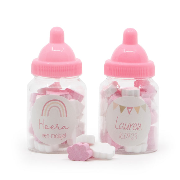 Roze babyflesjesb met roze/witte dextrose wolkjes - Geboortesnoepjes.nl