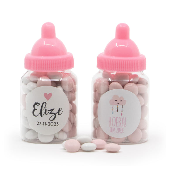 Roze babyflesjes met roze/witte chococonfetti - Geboortesnoepjes.nl