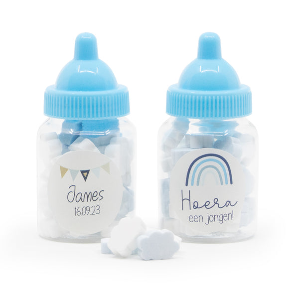 Blauw babyflesje met blauw/witte dextrose wolkjes - Geboortesnoepjes.nl